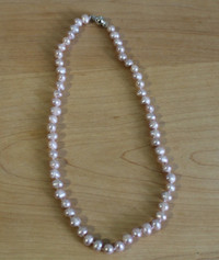 colliers de vrai perles mauves NEUF