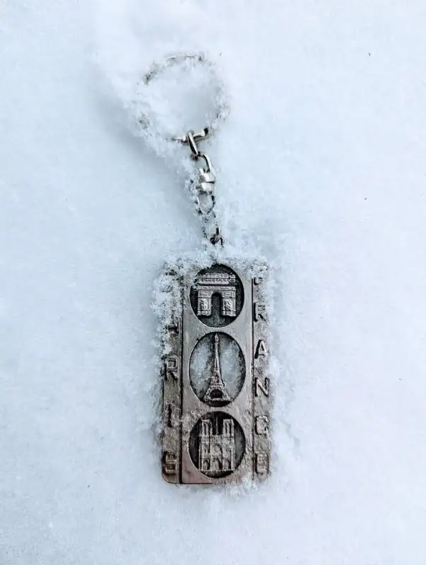 Paris - Made In France - Metal - Keychain in Arts & Collectibles in City of Montréal - Image 2
