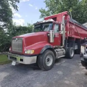 TRI-AXLE (LIFT AXLE NOW OUT OF DATE IN ONTARIO - QUEBEC DRIVERS CAN STILL USE). 18 SPEED MANUAL-CUMM...