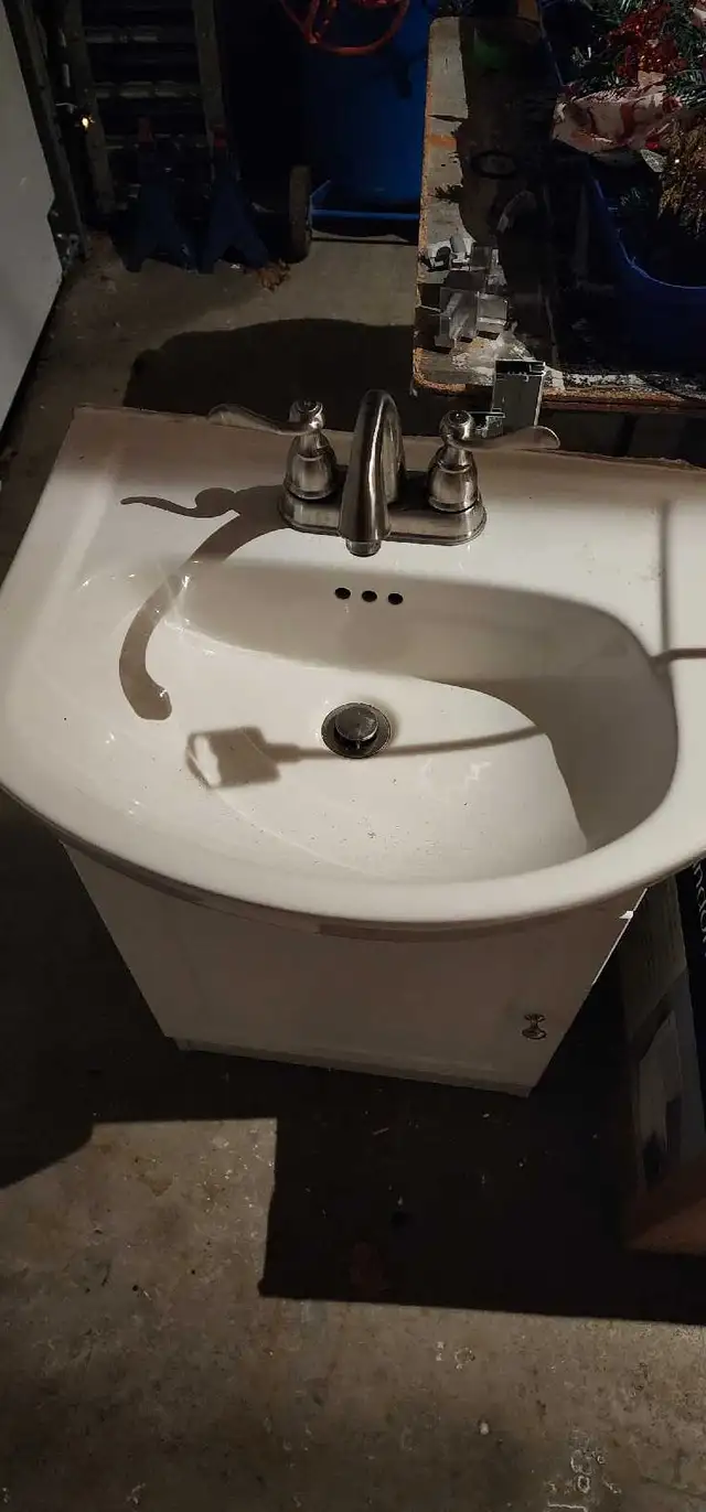 small vanity in Plumbing, Sinks, Toilets & Showers in Gatineau - Image 2