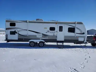 2014 32ft cross roads bumper pull trailer. Has 2 30lb propane tanks. 14ft awning. 12ft slide. Tv ste...