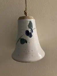 Rustic looking ceramic bell - cloche en céramique