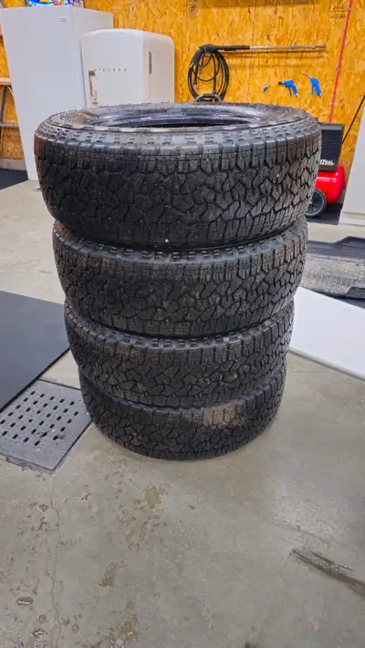 Set de 4 pneus GOODYEAR - WRANGLER TRAILRUNNER AT 275/60 R20 S (115) Ils ont seulement roulé du conc...