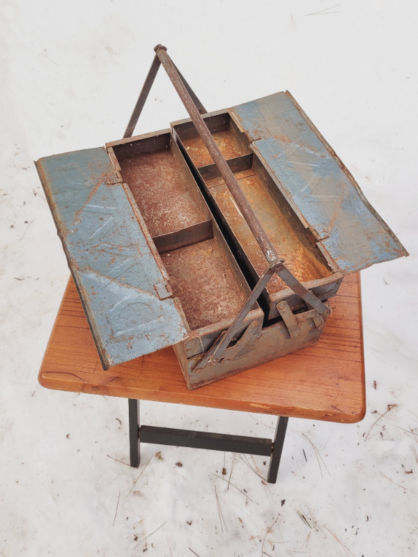 Vintage Metal Folding Toolbox in Tool Storage & Benches in North Bay - Image 4