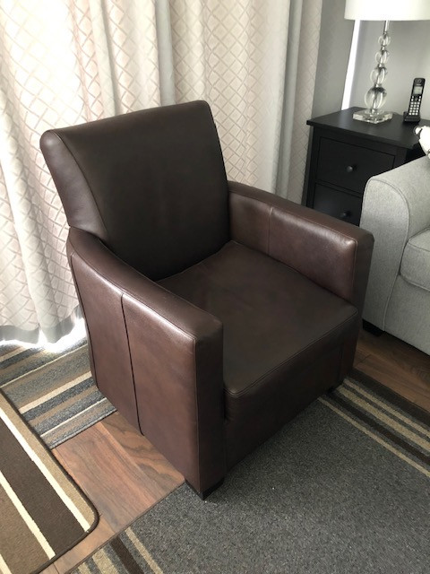 BROWN LEATHER CHAIR in Chairs & Recliners in Chilliwack - Image 3