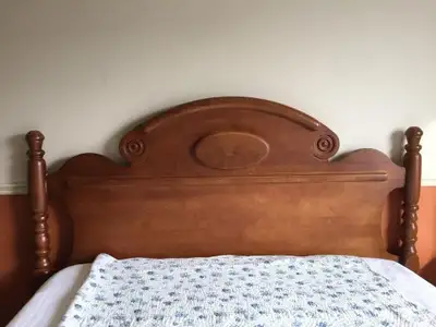Tête de lit en bois d'érable 80$--Maple wood headdoard 80$, View more