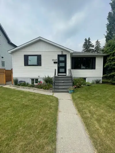 Beautiful 5 Bedroom Bungalow With Huge Yard and Garage