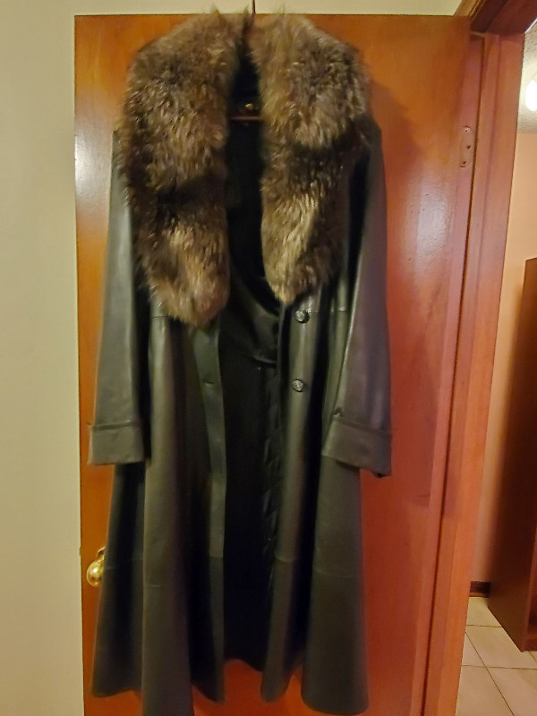 Elegant long leather coat with fur trim. in Women's - Tops & Outerwear in City of Toronto - Image 3