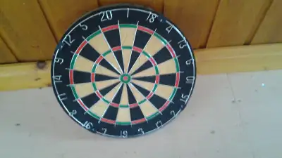 dartboard barely used, steel band ring around, press wood @ the back no company name ? -- 60$ 39in r...