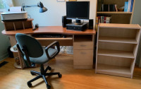 Bureau d'ordinateur avec bibliothèque et chaise