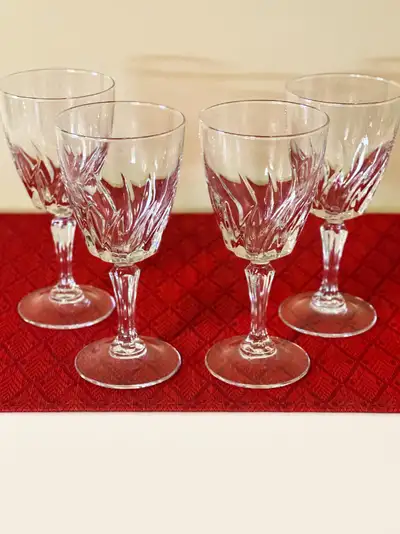 Bel ensemble de 4 coupes en cristal datant des années 1980, de la collection « Flamenco » de Cristal...
