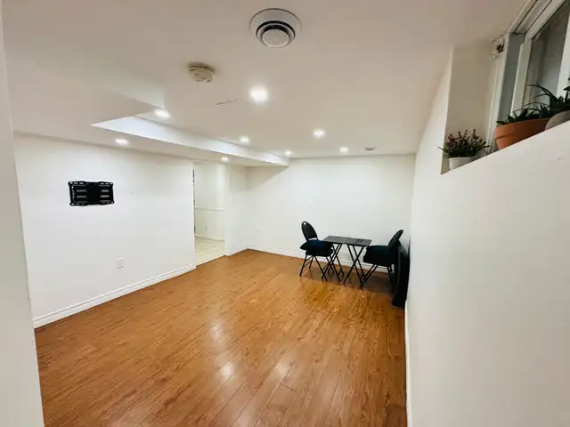 Cozy one bedroom basement apartment $120063838172568195123