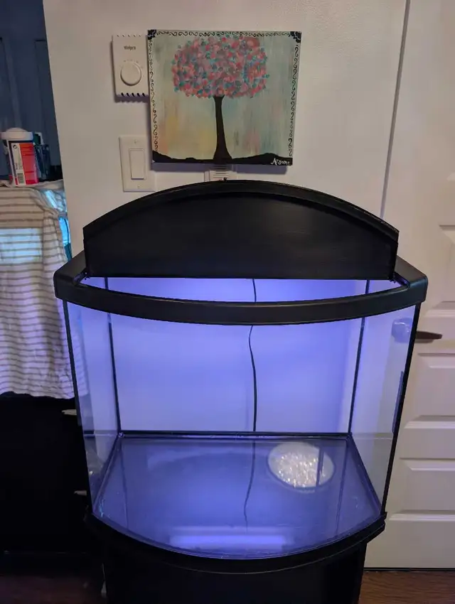 aquarium 21-23 gallon avec meuble in Other in Laval / North Shore - Image 4