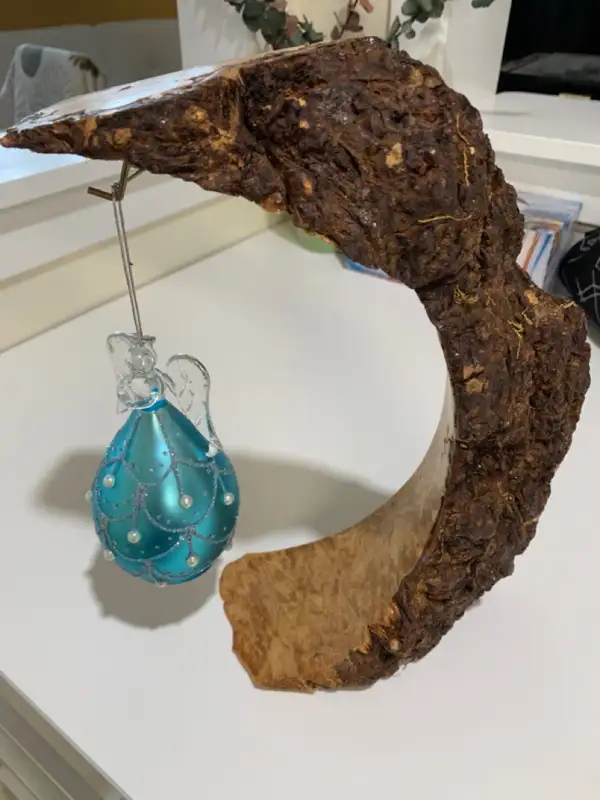 LIVE EDGE ORNAMENT STAND - ORNAMENT INCLUCED in Holiday, Event & Seasonal in Ottawa - Image 2