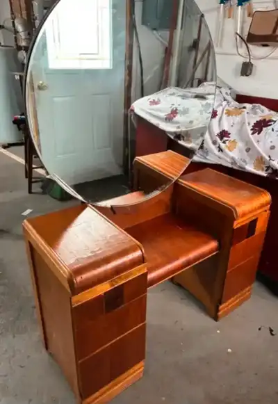 Lovely vintage vanity with mirror. Six drawers. Mirror detaches for transport. NIce set that has to...
