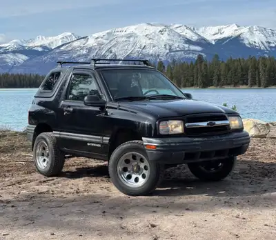 This is a used 2002 Chevrolet Tracker Convertible, perfect for enjoying those sunny Canadian drives!...