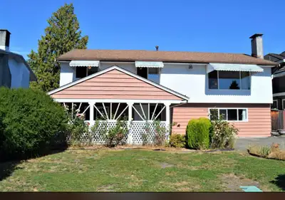 Located at the center of Richmond city, quiet Azure neighborhood, right at the back of Brighouse Ele...