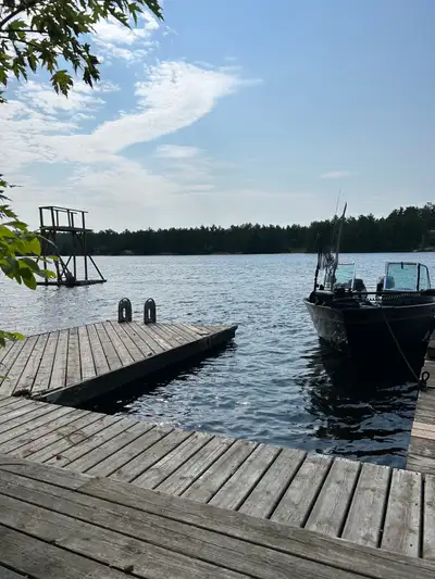 https://www.airbnb.com/l/rhy0PTUZ Escape to this stunning waterfront cottage for an unforgettable ge...