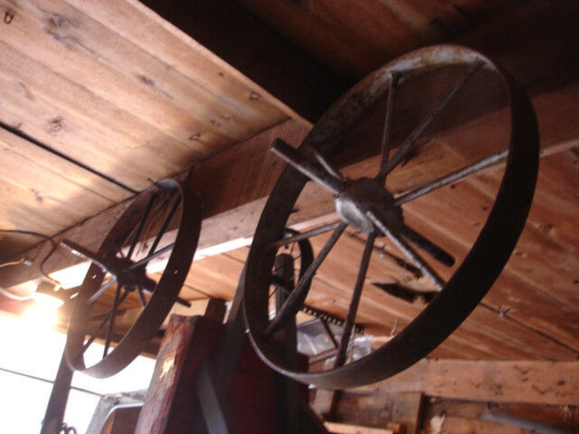 Roue en fer antique , cloche, téléphone antique, baril, hache dans Art et objets de collection  à Shawinigan - Image 2