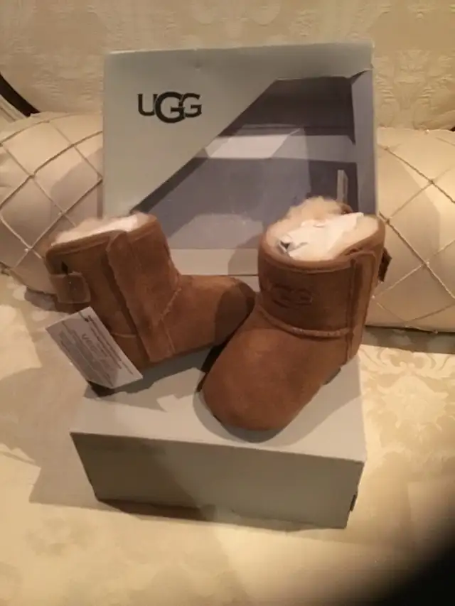 UGG Infant JESSE II BOW Boot CHESTNUT Brown Suede  in Clothing - 0-3 Months in Markham / York Region - Image 5