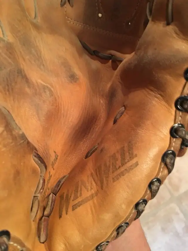 Vintage WinnWell baseball mitt glove in Arts & Collectibles in Gatineau - Image 5