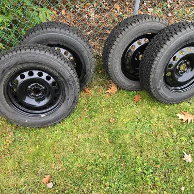 NEW Snow tires mounted on new wheels ( only used for 1 month) Dunlop Grandtrek 205/70/16