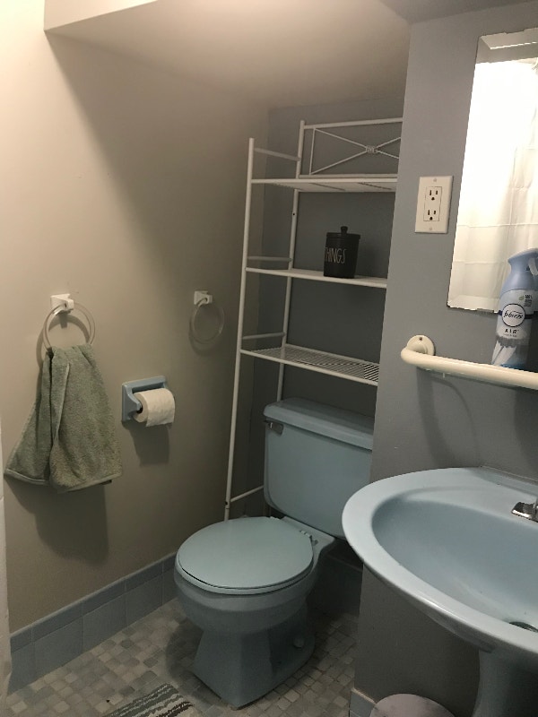 Basement bachelor apartment in duplex, midtown Toronto Long Term