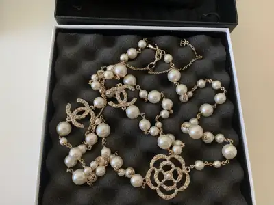 CHANEL PEARL NECKLACE LONG NEW, View more