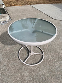 TABLE - ROUND STYLE  FOR OUTDOORS