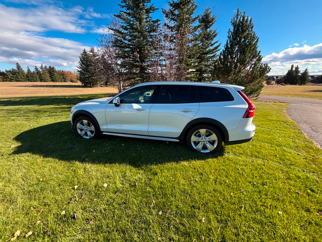 2022 Volvo V60 Cross Country in Cars & Trucks in Calgary - Image 3
