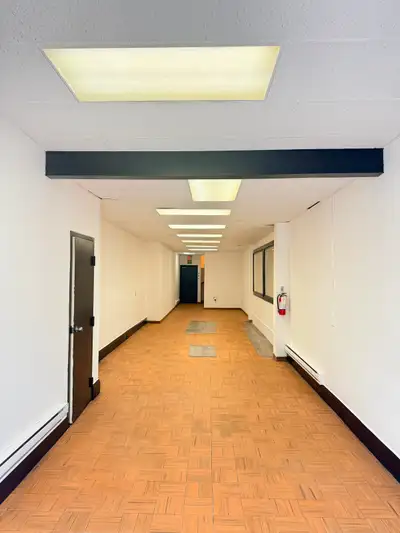 Price: $2,600/month + TMI ($400) Size: 700 Sq. Ft. Availability: Immediate / Ready for Move-in High-...