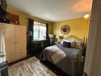 Room available, full size or Queen size bed with Mini Fridge and TV included. Shared accommodation,...