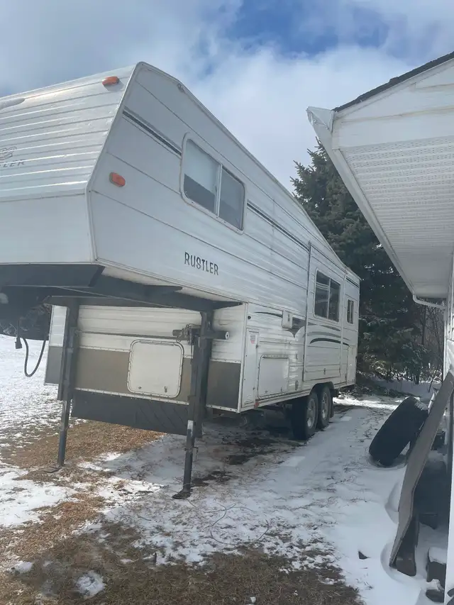 2002 25 foot fifth wheel in Travel Trailers & Campers in Regina - Image 3