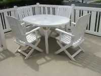 Table à patio, 4  chaises et 4 housse s chaises