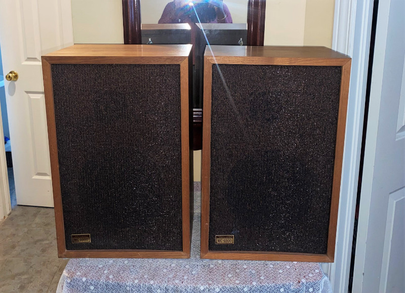 Vintage Realistic Bookshelf Speakers in Walnut MC1000 Speakers