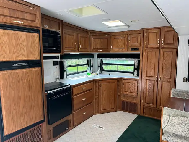 2000 29' Arctic Fox 5th wheel in Travel Trailers & Campers in Red Deer - Image 4
