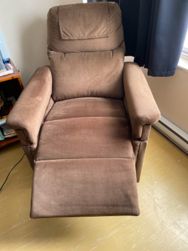 New condition power reclining/lift chair in Health & Special Needs in North Bay - Image 3