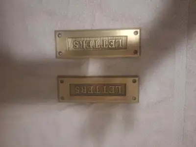 2 plaques en laiton pour lettres., View more