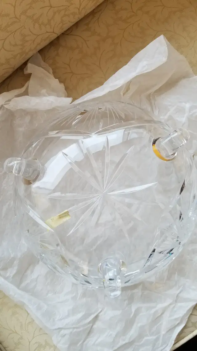 Vintage Large Crystal Serving Bowl in Kitchen & Dining Wares in City of Montréal - Image 4