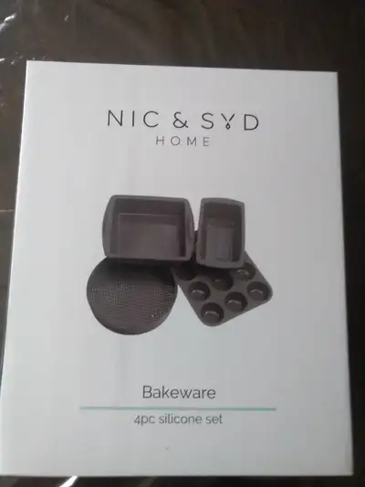New 4pc Silicone Bakeware Set