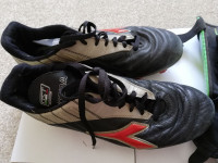 Men’s football /soccer shoe (cleats) Diadora &large shin guard