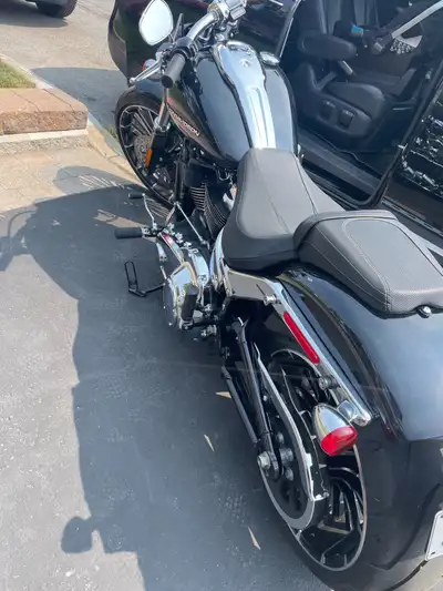 2023 Harley Davidson breakout 700 km Only new exhaust make me an offer