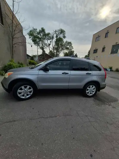 Je vends ma Honda CR-V 2007, un VUS fiable et spacieux, parfait pour la famille ou les aventures en...