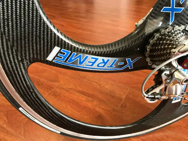 MINT X-Treme Carbon Fiber rear clincher wheel 700C for road bike in Road in Mississauga / Peel Region - Image 5