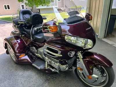 MOTO HONDA GOLDWING TRIKE 2006, GL 1800, 91,843 KM, POIGNEES ET SIEGE CHAUFFANT, DOSSIER CONDUCTEUR,...