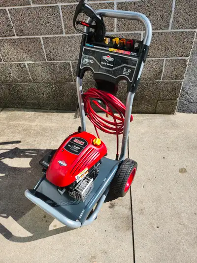 Briggs and Stratton 2200psi Elite series pressure washer in very good condition Works great, include...