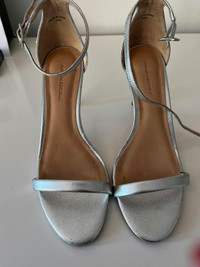 BANANA REPUBLIC - LEATHER SILVER METALLIC SANDALS-36.5-WORN ONCE
