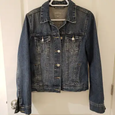 Veste Jeans Jamais porté Acheté en vente trop petite Prix neuf : 110$ + taxes