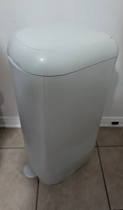Diaper Genie Signature Pail BRAND NEW with Easy Roll Refill, View more
