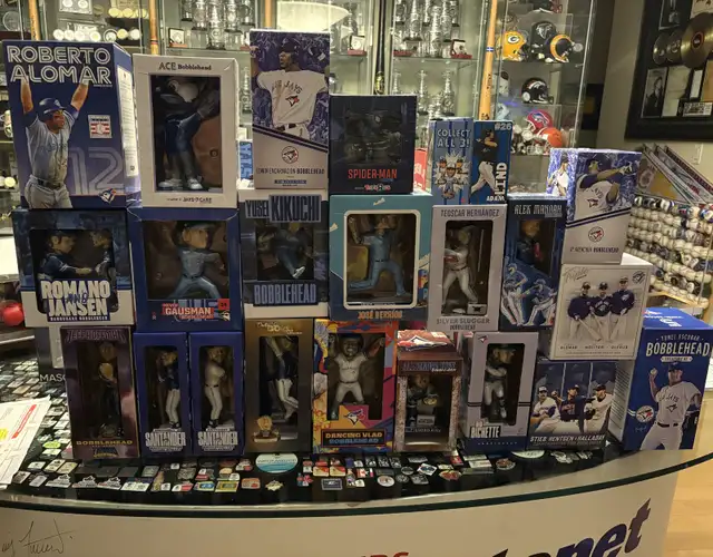 RARE blue jays Playoff pin or Vlad & Dad Bobbleheads in Arts & Collectibles in City of Toronto - Image 11